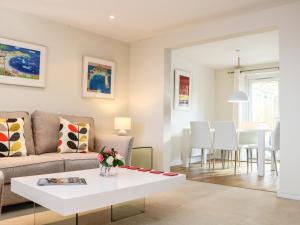 una sala de estar con un sofá y una mesa en Chy Kerris, Carbis Bay, en Carbis Bay