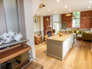 a living room with a kitchen and a living room with at The Old School in Panton