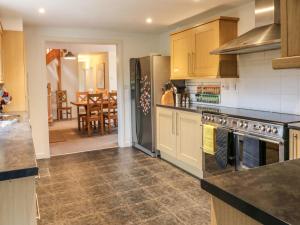 cocina con nevera y comedor en Valley View, en Ilfracombe