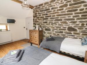 מיטה או מיטות בחדר ב-Tynddol Barn
