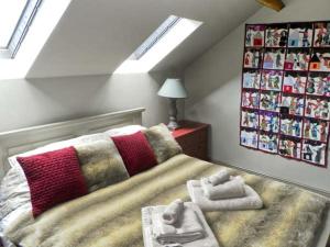 1 dormitorio con 1 cama con toallas en The Hayloft, en Lastingham