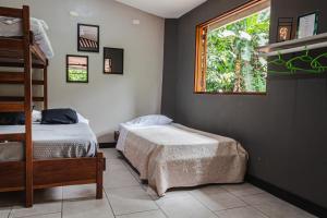 En eller flere senge i et værelse på The Green Jungle & Tree House Caribe