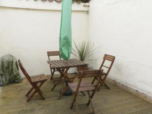 two chairs and a table with a green cloth on it at River Cottage in Staithes +1 photo