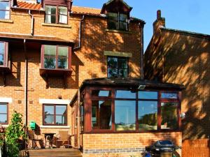 una casa con una gran ventana en el lateral en Water's Edge, en Whitby