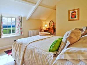ein Schlafzimmer mit einem großen Bett und einem Fenster in der Unterkunft The Old Farmhouse in Bowsden