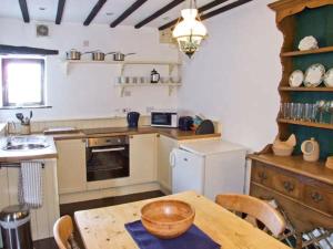 A kitchen or kitchenette at The Cottage