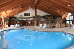 ein großer blauer Pool in einem Gebäude in der Unterkunft Cedar Creek Hotel Wausau - Rothschild in Rothschild