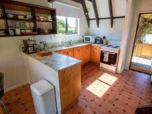 A cozinha ou kitchenette de Evergreen Cottage - Motueka Holiday Home