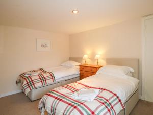 ArchiestownにあるNewlandsのベッド2台、ランプ2つ(上段)が備わる小さなベッドルーム1室