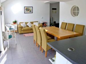 uma sala de estar com uma mesa de madeira e cadeiras em Mountain View em Conwy