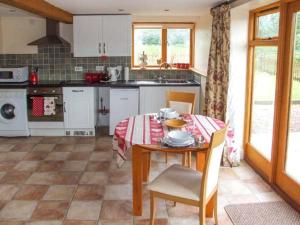 Mallard في Newnham: مطبخ مع طاولة وكراسي ومطبخ مع طاولة