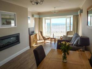 sala de estar con sofá y mesa con chimenea en Sandy Shore, en Bridlington