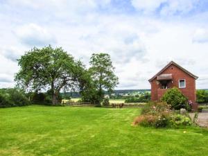 レオミンスターにあるCroft Viewのレンガ造りの家並木のある大草原