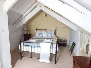 een slaapkamer met een bed op zolder bij Rose Cottage in Cardigan