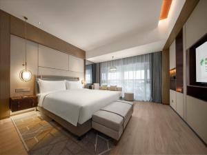 Holiday Inn Changchun Jingyue, an IHG Hotel tesisinde bir odada yatak veya yataklar