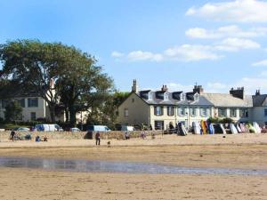 un grupo de personas en una playa con casas en Woodside, en Bideford