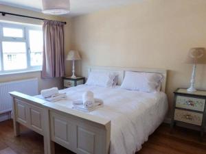 ein Schlafzimmer mit einem großen weißen Bett mit Handtüchern darauf in der Unterkunft Sunnyside in Rye