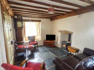 a living room with a couch and a fireplace at Tyn Llwyn in Dolgellau