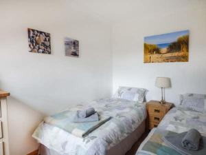 een slaapkamer met een bed met handdoeken erop bij Fern Cottage in Heacham