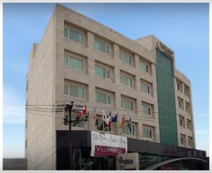 um edifício alto com bandeiras à frente em Hotel Scala Magna em Cidade do México