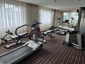 Hotel Scala Magna في مدينة ميكسيكو: صالة رياضية مع معدات للقلب في غرفة الفندق