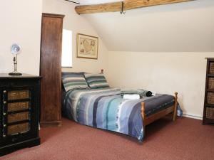 BourtonにあるLea Cottageのベッドルーム1室(ベッド1台、ドレッサー付)