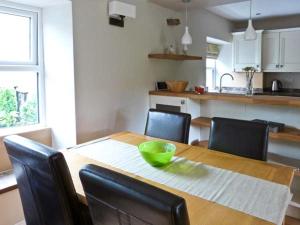 een eettafel met een groene kom erop bij Rose Cottage in Grassington +9 foto's