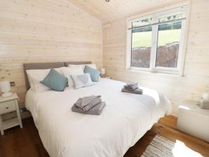 Upton BishopにあるKingfisherのベッドルーム1室(白いベッド1台、タオル2枚付)