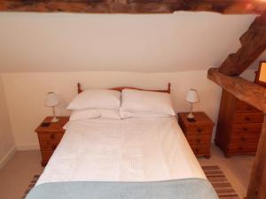 ロス・オン・ワイにあるThe Granaryのベッドルーム1室(ベッド1台、ナイトスタンド2台、ランプ2つ付)
