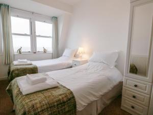A bed or beds in a room at 10 Oceanside, Ilfracombe