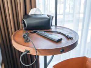 un mando a distancia sentado sobre una mesa en Kiba no Tsuru Carane Hotel - Vacation STAY 09997v en Tokio