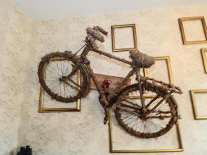 uma bicicleta pendurada numa parede com fotografias em One Eight Three Guest Cottage em Halifax