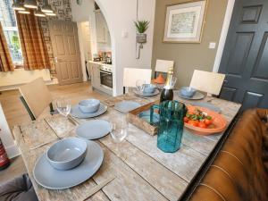 uma mesa de jantar com pratos e copos de vinho em One Eight Three Guest Cottage em Halifax