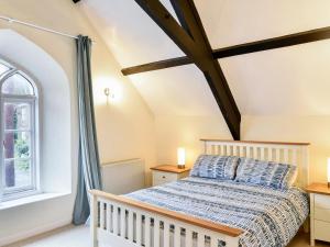 1 dormitorio con cama y ventana en Tower House en Boscastle