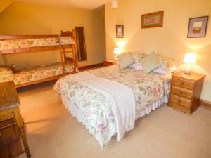 Un pat sau paturi într-o cameră la Mary's Cottage