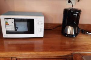 Casa Patagonica# في إل كالافاتي: وجود ميكرويف جالس على طاولة بجانب خلاط +12 صورة