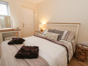 Un dormitorio con una cama grande con dos toallas encima. en Platform 12, en Whitby