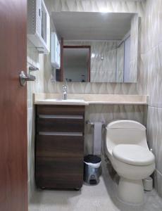 Baño pequeño con aseo y lavamanos en Apartamento 1101 Edificio Nuevo Conquistador, en Cartagena de Indias