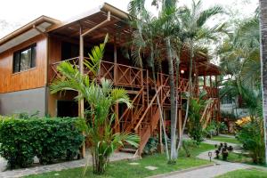 Um jardim no exterior de Hotel Arco Iris