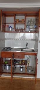 cocina pequeña con fregadero y fogones en Apartamento 1101 Edificio Nuevo Conquistador, en Cartagena de Indias