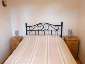 A bed or beds in a room at Doogara Cottage, Ballaghadereen