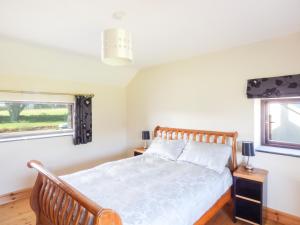 sypialnia z łóżkiem i oknem w obiekcie The Owl's Hoot w mieście Greenfield Cross Roads