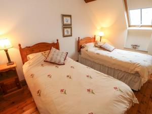 1 dormitorio con 2 camas individuales y ventana en The Old Chapel, en Chesterfield