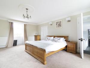 Un pat sau paturi într-o cameră la Bryn Derwen