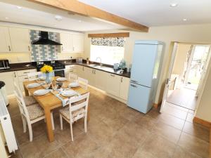 DyffrynにあるFfermdyのキッチン(木製テーブル、青い冷蔵庫付)