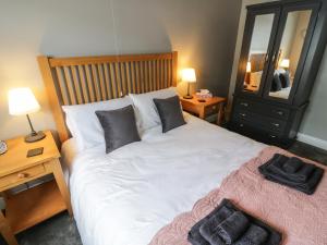 Tempat tidur dalam kamar di East Crossthwaite Cottage
