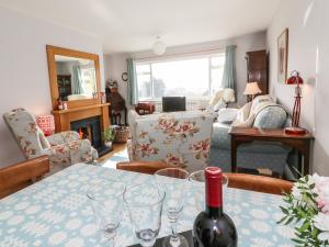 Ystrad MeurigにあるDolau Meurigのリビングルーム(ワイングラス付きのテーブル付)