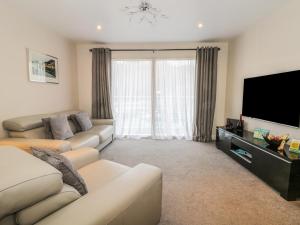 スカーバラにあるScarborough Apartments - One Bedのリビングルーム(ソファ、薄型テレビ付)