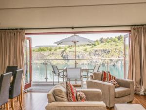 ein Wohnzimmer mit Blick auf das Wasser in der Unterkunft Boavista in Carnforth
