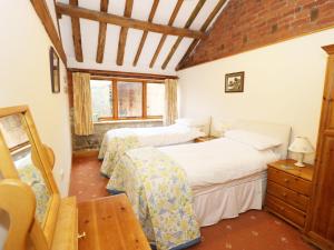 Great EdstonにあるSunset Cottageのベッドルーム1室(ベッド2台付)